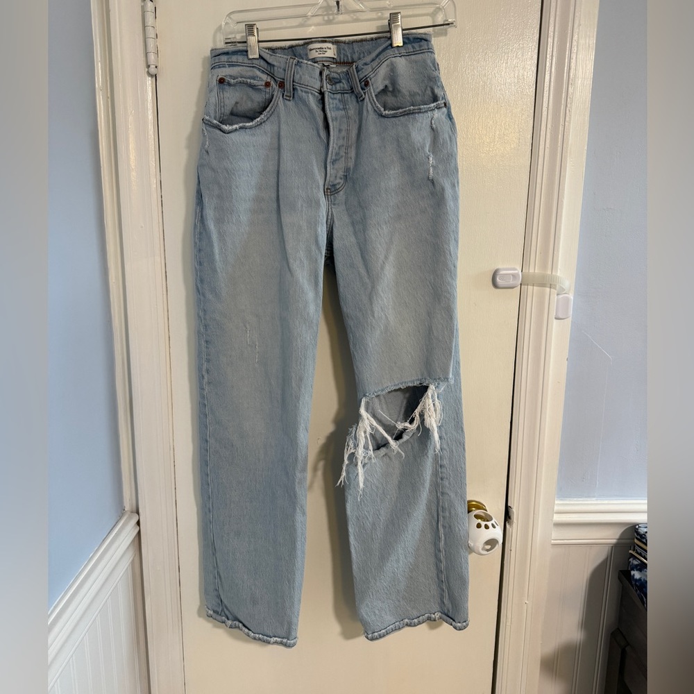 Ambercrombie Curve Love Low Rise 90s baggy Jean size 29 in “ripped light wash”